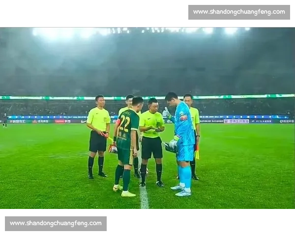 争议判罚引发热议 赛场公正性再受质疑 球迷与专家意见分歧